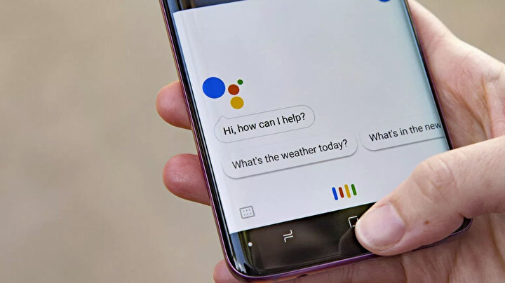 Bixby düğmesine Google Asistan'ı tanımlayabilmek mümkün. Böylece Bixby'den daha yetenekli ve kullanışlı bir sanal asistanla Bixby tuşu özelleştirilmiş oluyor.