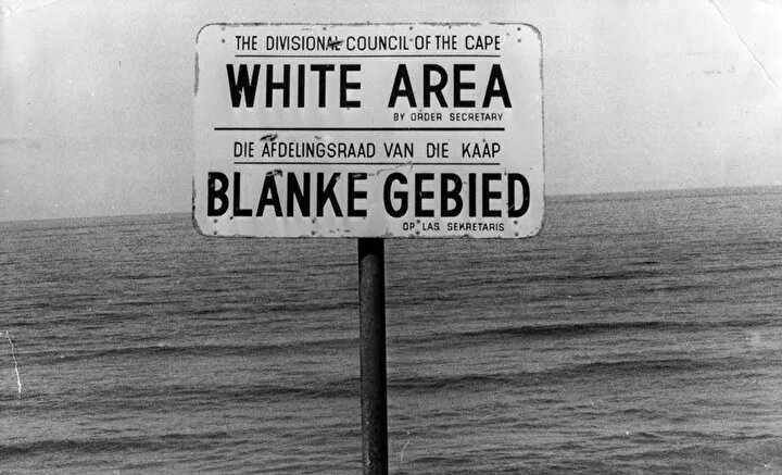 Güney Afrika'daki ırk ayrımının en somut resimlerinden biri. Beyazlara ait alanın başladığını belirten bir tabela.