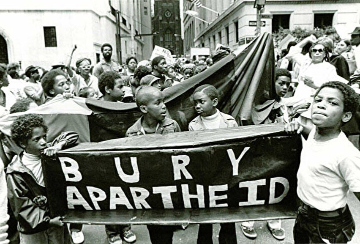 Apartheid rejimini protesto eden siyahi çocuklar.