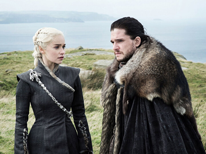 Üzerine en çok konuşulan bölüm, Jon Snow ve Daenrys'in ilk kez bir araya geldiği 'The dragon and the wolf' bölümü oldu.