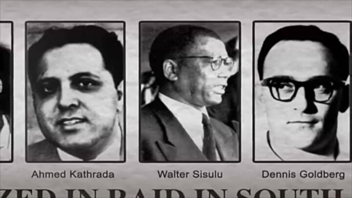 Aralarında Kathrada'nın da bulunduğu Rivonia duruşmasında hüküm giyen isimleri gösteren gazete küpürü.
