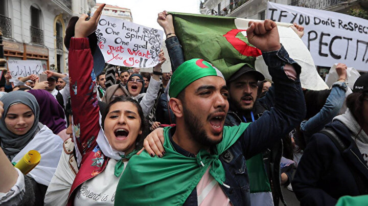Buteflika rejiminin kalıntıları olarak gördükleri isimlerin gitmesini isteyen Cezayirliler, üzerinde tek yumruk, tek ruh, tek gaye; biz sadece sizin gitmenizi istiyoruz'' yazan pankartlar taşırken.