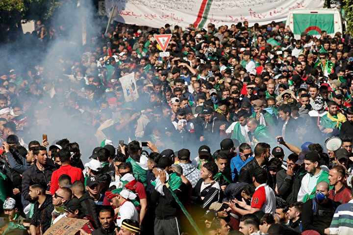 Geçiş dönemi liderlerini protesto eden Cezayirlilere polisin biber gazlı müdahalesi.