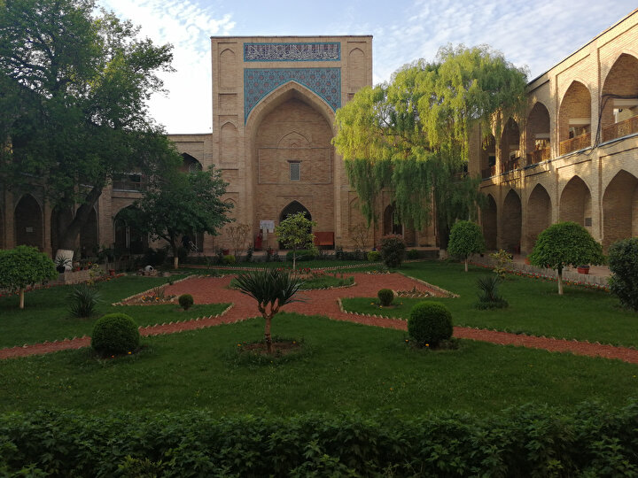 Özbekistan'daki 4 Kökeldaş Medresesi'nden biri olan 1570'de inşa edilen Taşkent'deki medrese hâlâ eğitim vermeye devam ediyor.