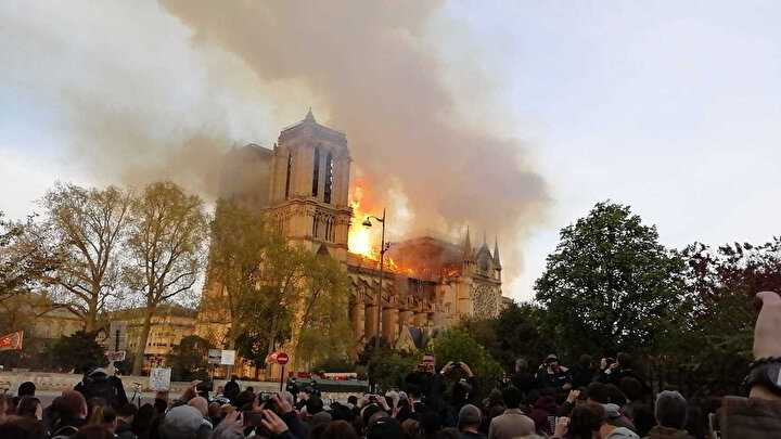 Notre Dame Katedreli'nin yandığı sırada Fransız vatandaşlar toplanarak yangının sönmesi için dua etti.