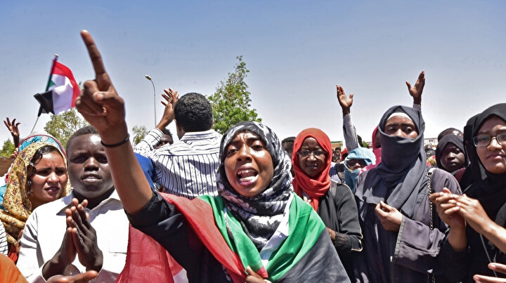 Başkent Hartum'da Genelkurmay binası yakınlarında gösteri düzenleyen Sudanlı protestocular.