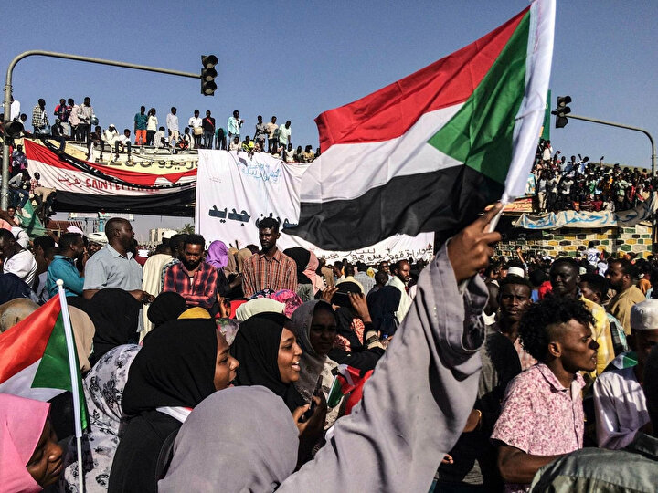 Muhalif grupların da çağrısıyla meydanlarda demokrasi taleplerini dile getiren Sudan halkı.