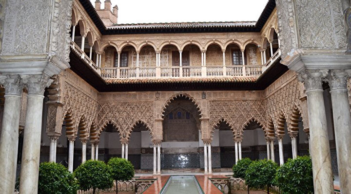 İspanya’da & İber Yarımadası’nda halen ayakta kalan, Müdeccen mimari stile sahip Alcazar sarayı.