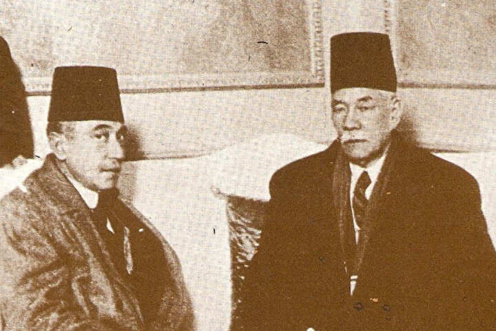 Sa‘d (Sa‘dullah) Bâşâ b. İbrâhîm Zağlûl. (sağda)