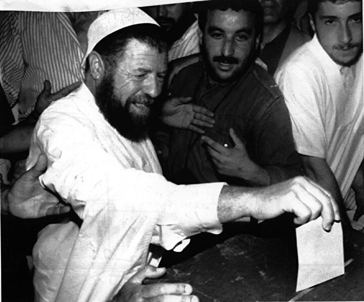 Abbasi Medeni seçimlerde oy kullanırken.