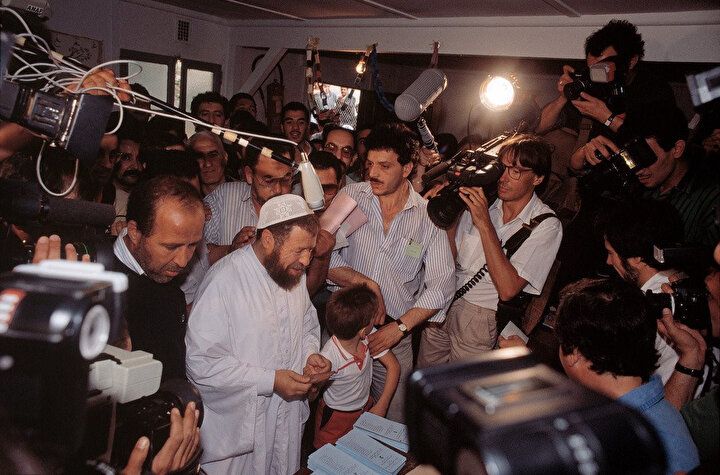 Abbasi Medeni basına açıklamalarda bulunuyor.