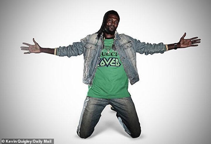 Emmanuel Adebayor, Manchester City formasıyla Arsenal'a attığı golün ardından tribünlerin önünde yaptığı olay gol sevincini Daily Mail röportajı için tekrarladı.