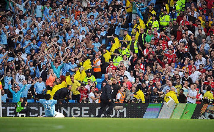 Emmanuel Adebayor, Arsenal'a attığı golün ardından Londra ekibinin taraftarlarının önünde tarihi bir sevince imza atıyor.