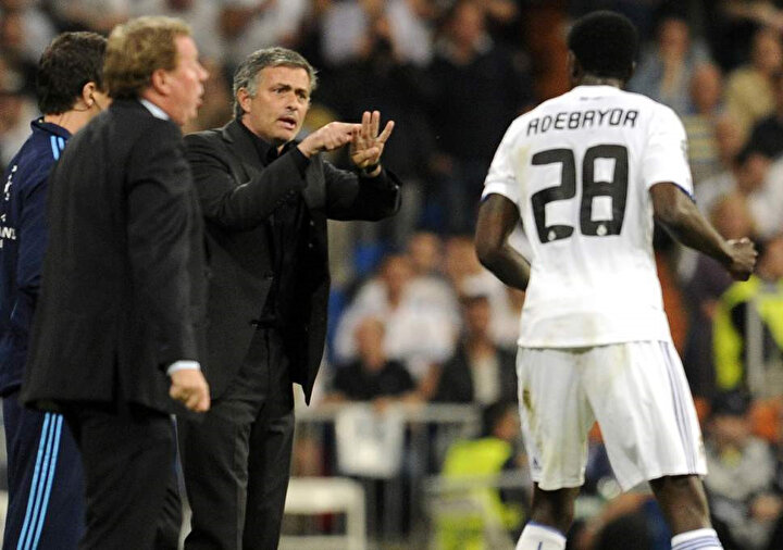 Jose Mourinho, Emmanuel Adebayor'a taktik veriyor.