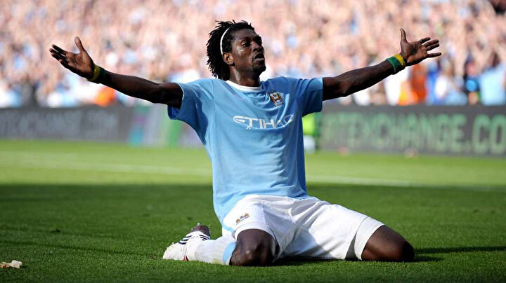 Emmanuel Adebayor'un Arsenal'a attığı golün ardından yaşadığı ikonik sevincin önden görüntüsü.
