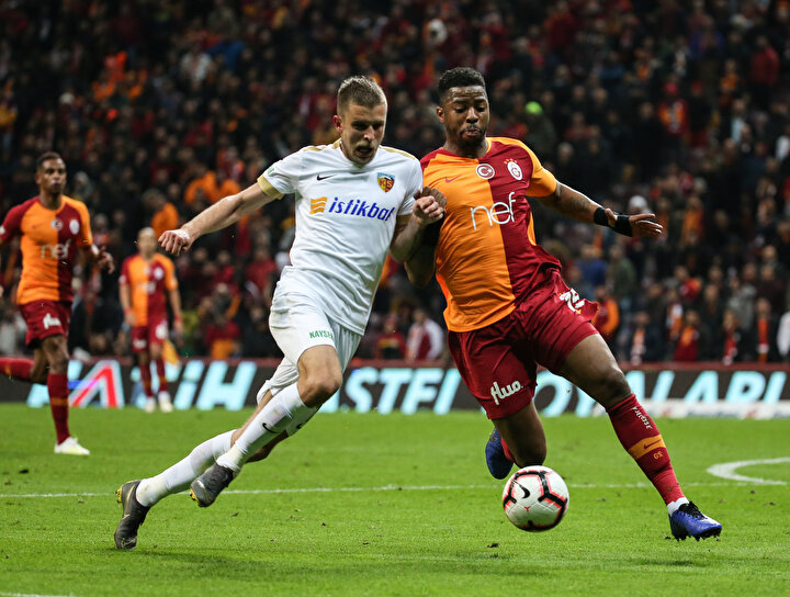 Hollandalı futbolcunun mücadeleci yapısı dikkat çekiyor.