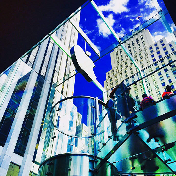 Apple, 1 trilyon dolar değerine ulaşan ilk şirket olup dünya tarihine geçtiğinde iyi giden hemen her şey tam tersine dönmüş durumda.