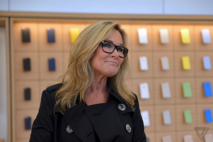 Son olarak, Apple'ın en önemli isimleri arasında gösterilen Perakende Bölümü Direktörü Angela Ahrendts görevinden ayrılmıştı.