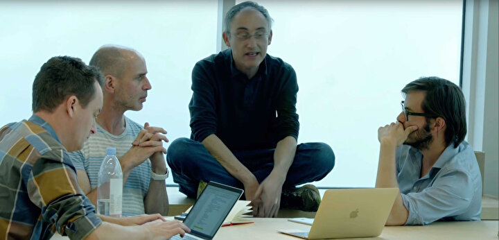 Apple Endüstriyel Tasarım Grubu. Bu grup, Apple'ın en 'üretken' ekibi olarak değerlendiriliyordu. Şu anda bu ekibin en önemli üç ismiyle yollar ayrılmış durumda...