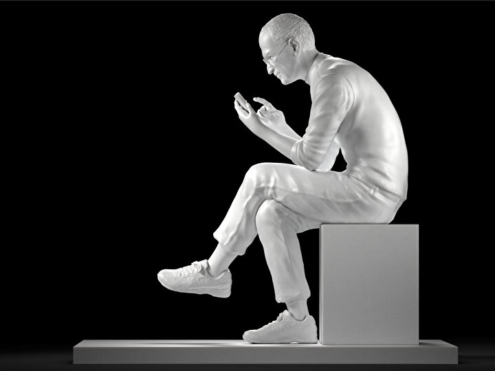 Steve Jobs otururken iPhone kullanıyor. Boğazlı kazak detayı önemli.