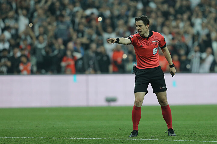 Halil Umut Meler, Beşiktaş lehine penaltı atışını işaret ediyor.