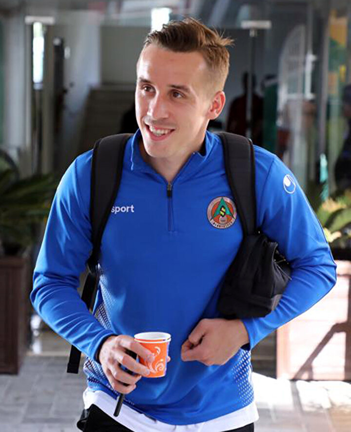Josef Sural, havalimanından çıkarken kahvesini yudumluyor.