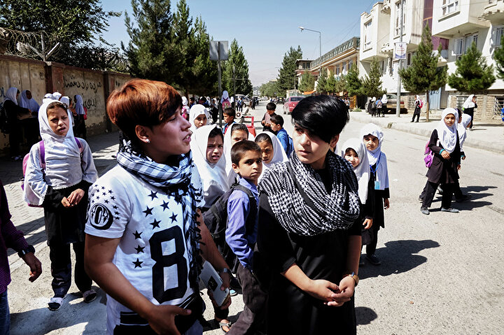 Kardeşler Setar ve Ali okul çıkışında onlara isim takan ve görünüşleri hakkında yorumda bulunan çocuklarla konuşuyor. Setar, ''İnsanlar sürekli yanımıza gelip neden erkek gibi giyindiğimizi soruyor.'' diyor.