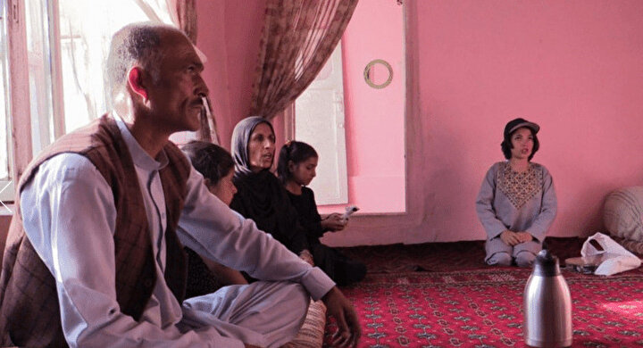 Amena,''Ben kız olarak doğdum ama erkek olarak yaşamak zorundayım. Çünkü aileme, babama bir faydam olsun istiyorum, bu sebeple Baça Poş oldum.''