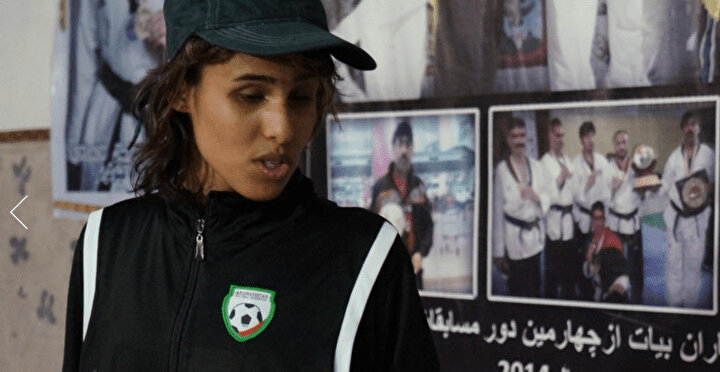 Najla, ''Kızların erkek gibi giyinmesi bir Afgan geleneği, gizli tutuluyor ama tabu da değil. Baça Poş kızlar belli bir yaşa geldiğinde yeniden kız gibi giyinmeye başlıyor ve aileleri onları evlendirmeye çalışıyor genellikle de akrabalarıyla. Evlenip, çocuk sahibi olmayı reddetmek istisnai bir durum.'' Najla özgür olmak istiyor ama Afganistan'da özgürlük erkeklerin sahip olduğu bir şey.