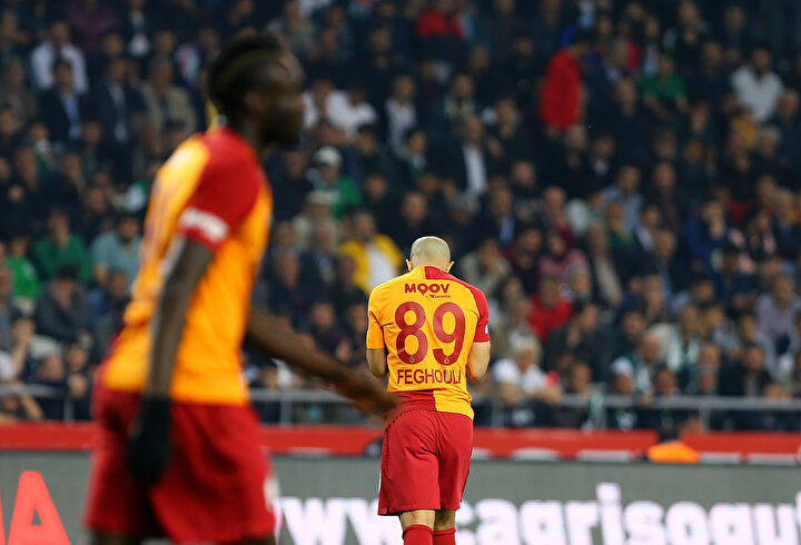 Galatasaray'da Feghouli, Atiker Konyaspor maçında kaçırdığı golün ardından üzülüyor.