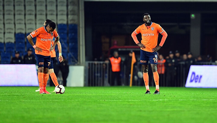 Medipol Başakşehir forması giyen futbolcular, beklenmedik Göztepe mağlubiyeti sonrasında adeta yıkılıyor.