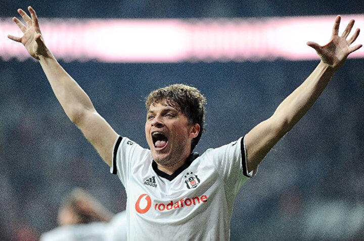 Adem Ljajic, MKE Ankaragücü karşısında attığı golü 'kartal pençesi' yaparak kutluyor.