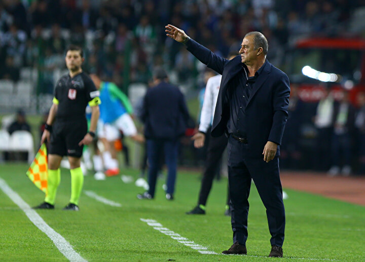 Fatih Terim, Atiker Konyaspor maçında öğrencilerine talimat veriyor.