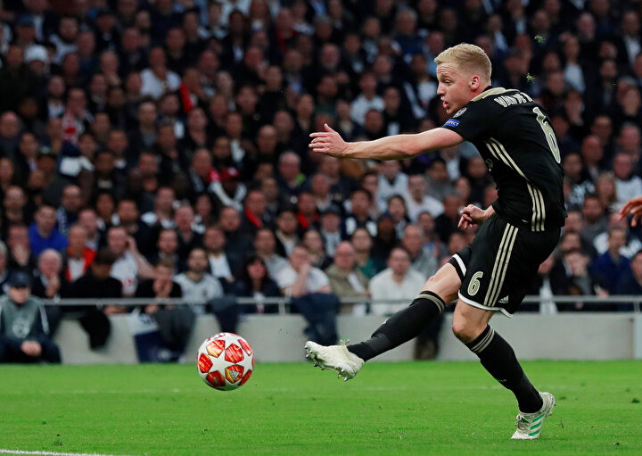 Van de Beek, Ajax'a galibiyeti getiren tek golü kaydetti.