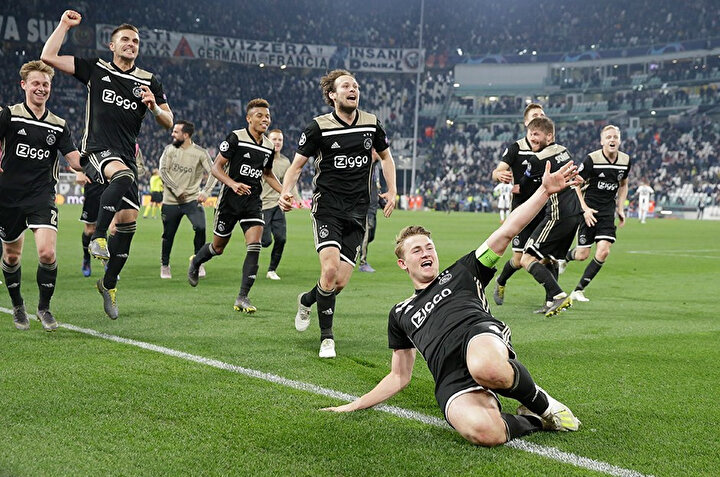 Ajax'lı futbolcuların Juventus maçı sonrası yarı final sevinci.