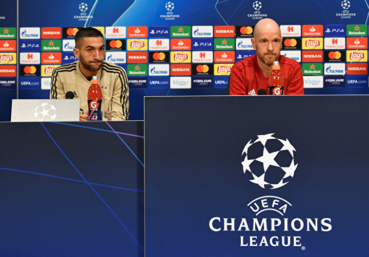Hakim Ziyech, teknik direktörü Erik ten Hag ile basın toplantısında.