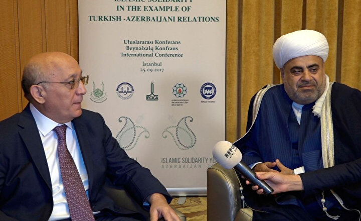 “Dini Kurumlarla İş Üzere Devlet Komitesi” başkanı Mübariz Gurbanlı (solda) ve Kafkas Müslümanları Dini İdaresi başkanı Allahşükür Paşazade