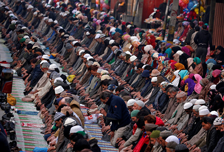 Bir Tasavvuf şeyhinin türbesinde dua eden Müslümanlar. Srinagar, Keşmir.