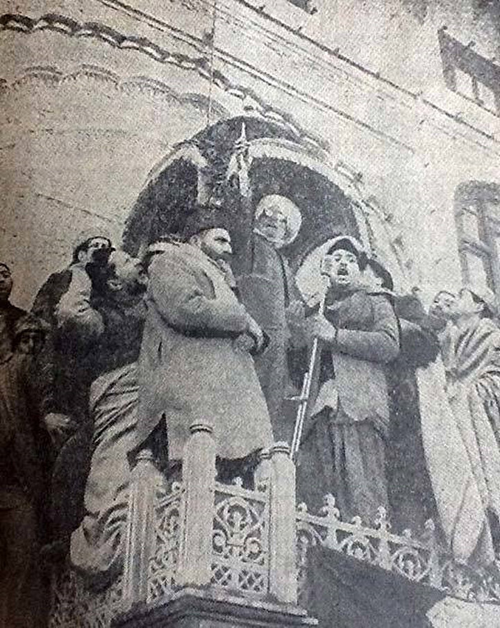 1963'te kaybolan Hz. Peygamber’in Hazratbal’daki saçı bulunduktan sonra halka gösterilirken. 1964.