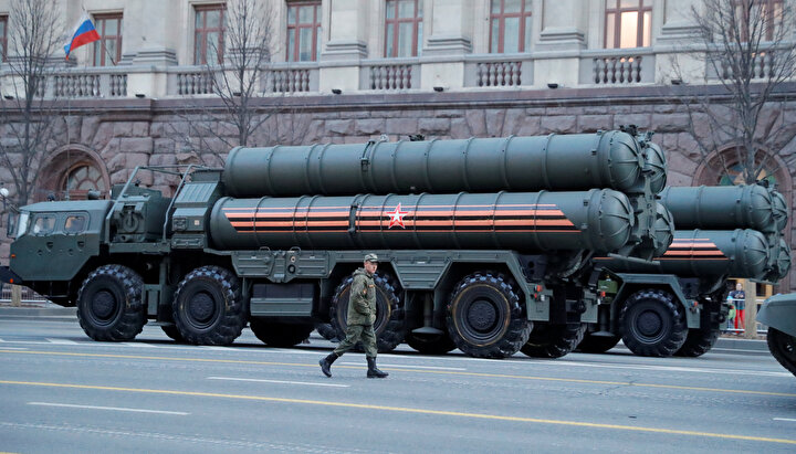 S-400'ün yanında bekleyen bir Rus askeri.