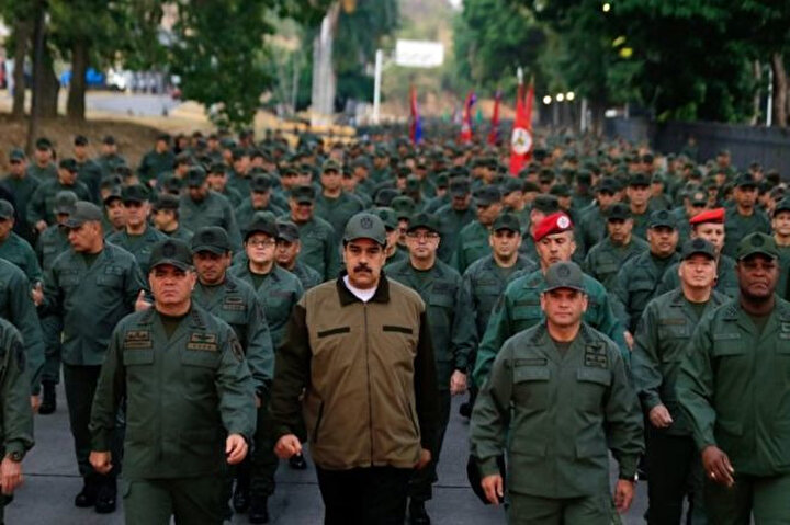 Venezuela Devlet Başkanı Maduro askerlerle birlikte