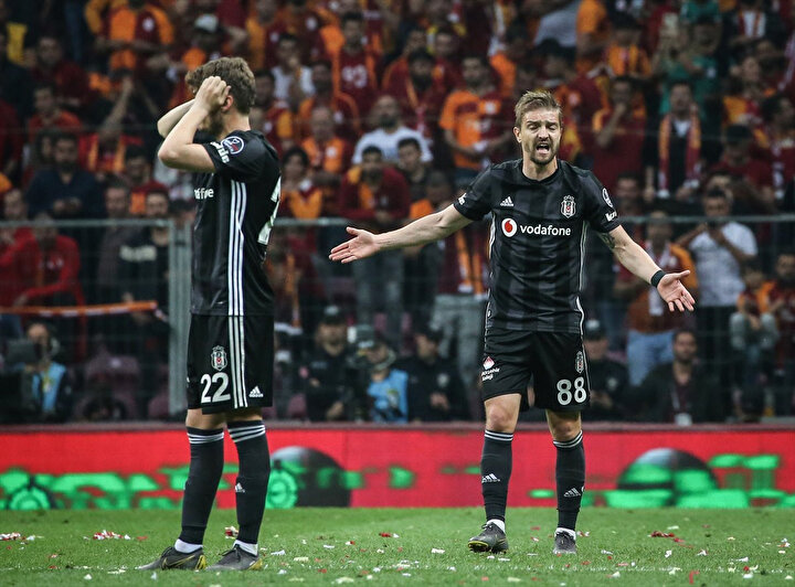 Caner Erkin ve Adem Ljajic'in yedikleri golün üzüntüsünü yaşıyor.