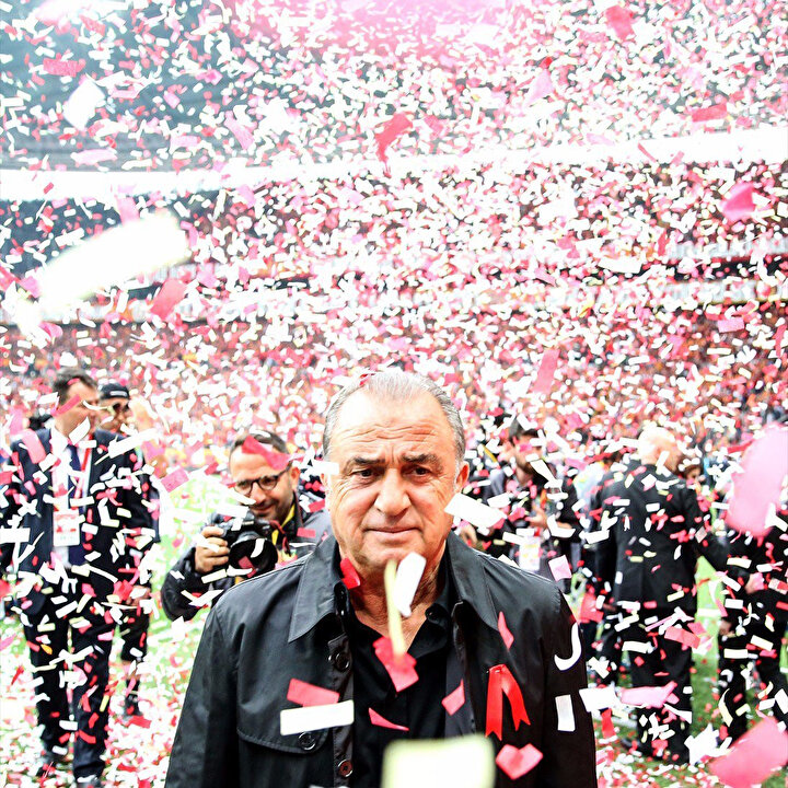 Fatih Terim derbi öncesinde yedek kulübesine doğru ilerliyor.