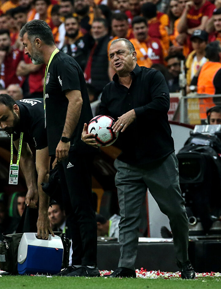 Fatih Terim taca çıkan topu rakip oyuncuya vermeden önce bir şeyler söylüyor.