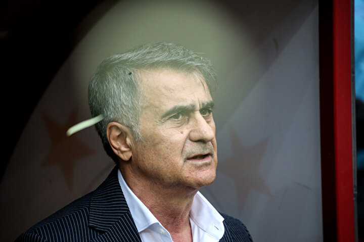 Şenol Güneş, seremonide İstiklal Marşımızı okuyor.