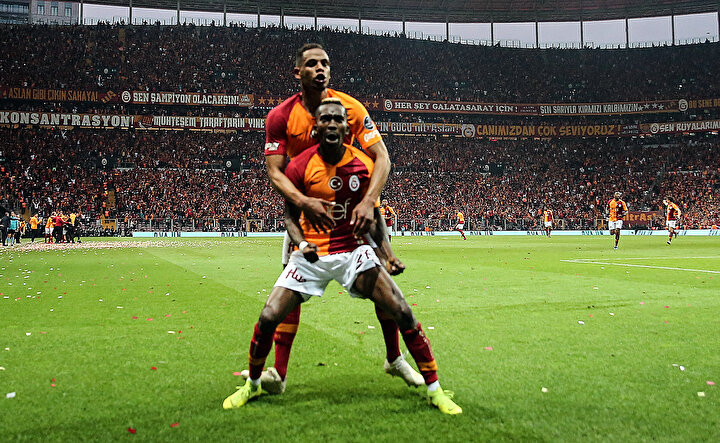 Derbinin kahramanları Onyekuru ve Fernando'nun gol sevinci.