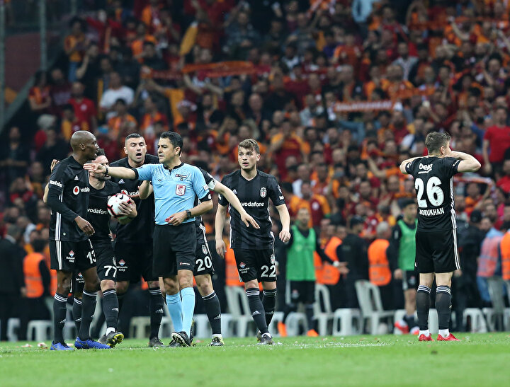 Bülent Yıldırım tüm itirazlara rağmen golü geçerli sayarak orta noktayı işaret ediyor.