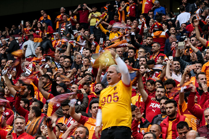 Tribünlerde yerini alan taraftarlar tezahüratlarda bulunuyor.