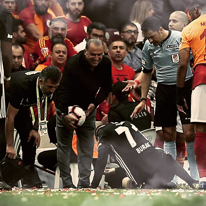 Fatih Terim yerde kalan eski öğrencisi Burak Yılmaz'la konuşuyor.