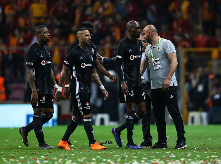 Beşiktaşlı futbolcular son düdüğün ardından soyunma odasına gidiyor.